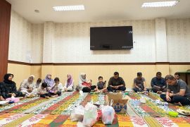 Wujudkan Kepedulian Sesama, Keluarga Besar PA Sibuhuan Serahkan Bansos kepada Sekretaris yang Sedang Sakit